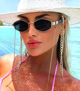 Mulher usando Óculos De Sol Vintage com Corrente Hexágono, estilo elegante com design hexagonal e corrente dourada destacável.